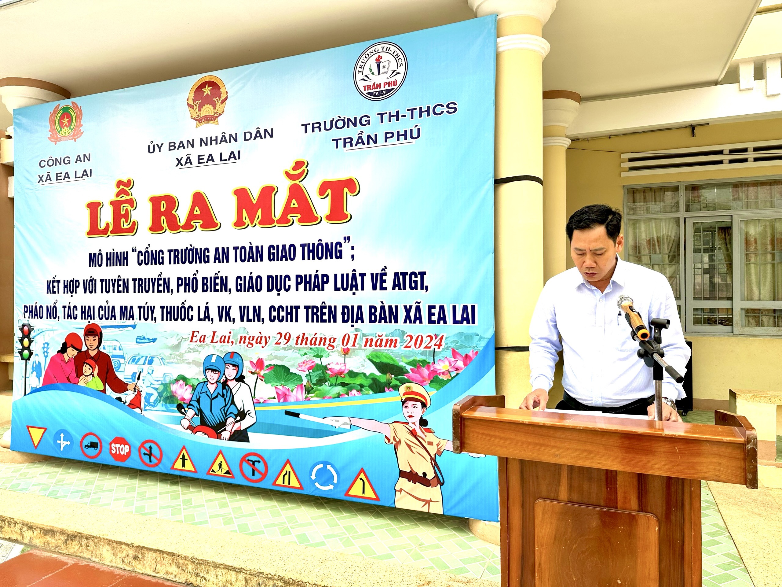 RA MẮT CỔNG TRƯỜNG AN TOÀN GIAO THÔNG TỔ CHỨC XUÂN TÌNH NGUYỆN – TẾT YÊU THƯƠNG, MỪNG ĐẢNG MỪNG XUÂN  TẠI TRƯỜNG TRẦN PHÚ XÃ EA LAI