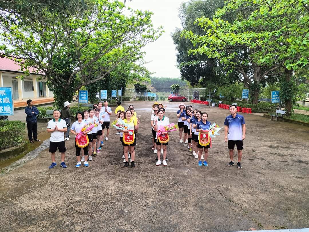 CÔNG ĐOÀN  TRƯỜNG TH- THCS TRẦN PHÚ TỔ CHỨC GIẢI BÓNG CHUYỀN NAM NỮ CHÀO MỪNG 114 NĂM QUỐC TẾ PHỤ NỮ, KĨ NIỆM 49 NĂM CHIẾN THẮNG BUÔN MÊ THUỘT , GIẢI PHÓNG TỈNH ĐẮK LẮK