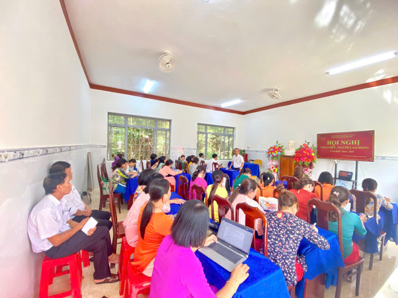 TRƯỜNG TRẦN PHÚ HUYỆN M’ ĐRẮK PHỐI HỢP CÔNG ĐOÀN TỔ CHỨC HỘI NGHỊ ” VIÊN CHỨC -NGƯỜI LAO ĐỘNG”. TỔ CHỨC TOẠ ĐÀM CHÀO MỪNG 20/10