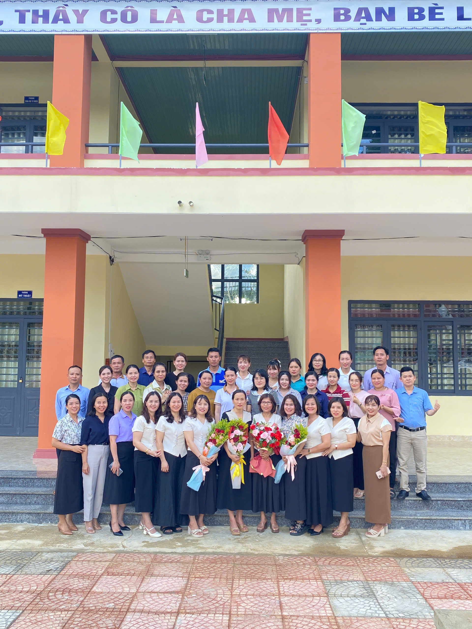 TRƯỜNG TH&THCS TRẦN PHÚ TỔ CHỨC LỄ GẶP MẶT, CHIA TAY CÔ VÕ THỊ XUÂN LỘC VỀ NGHỈ HƯU THEO CHẾ ĐỘ