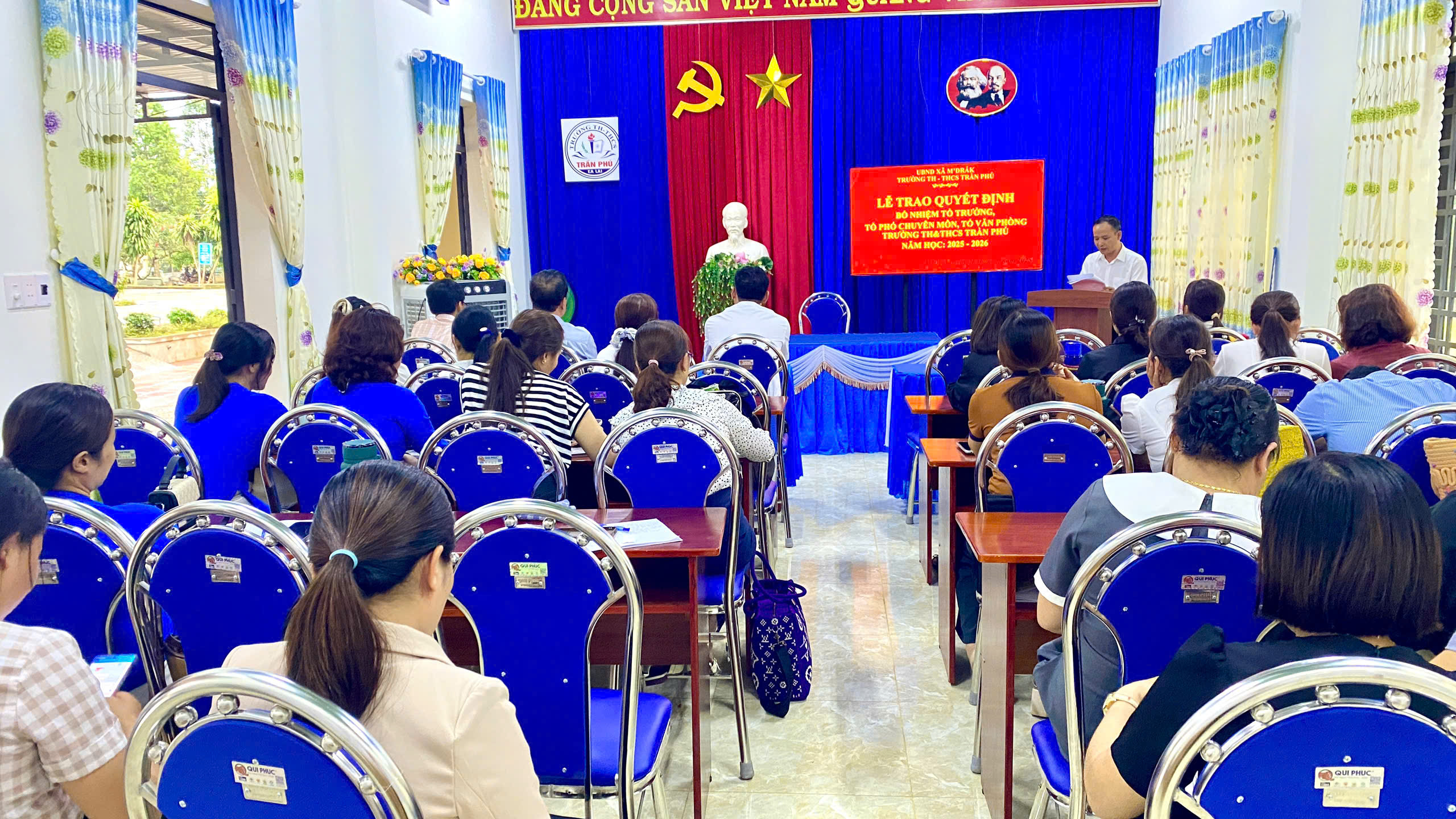 TRƯỜNG TH&THCS TRẦN PHÚ TỔ CHỨC HỘI NGHỊ CÔNG BỐ QUYẾT ĐỊNH BỔ NHIỆM TỔ TRƯỞNG, TỔ PHÓ TỔ CHUYÊN MÔN, TỔ VĂN PHÒNG NĂM HỌC 2025-2026