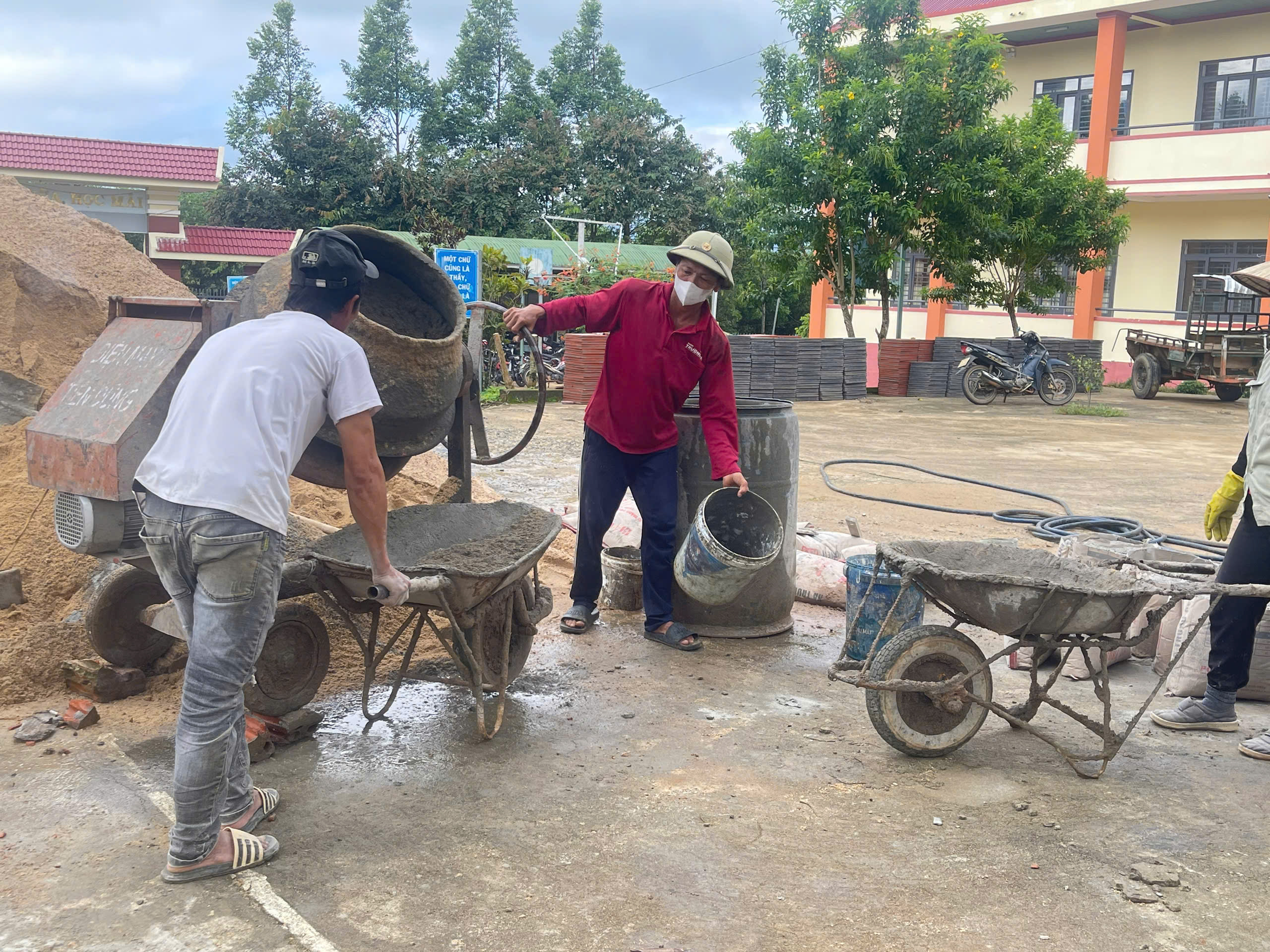 CÁN BỘ, GIÁO VIÊN, NHÂN VIÊN, PHỤ HUYNH VÀ CÁC MẠNH THƯỜNG QUÂN TRƯỜNG TH&THCS TRẦN PHÚ CHUNG TAY LÁT GẠCH SÂN TRƯỜNG – MANG ĐẾN KHÔNG GIAN VUI CHƠI BỔ ÍCH CHO HỌC SINH CÁN BỘ, GIÁO VIÊN, NHÂN VIÊN, PHỤ HUYNH VÀ CÁC MẠNH THƯỜNG QUÂN TRƯỜNG TH&THCS TRẦN PHÚ CHUNG TAY LÁT GẠCH SÂN TRƯỜNG – MANG ĐẾN KHÔNG GIAN VUI CHƠI BỔ ÍCH CHO HỌC SINH