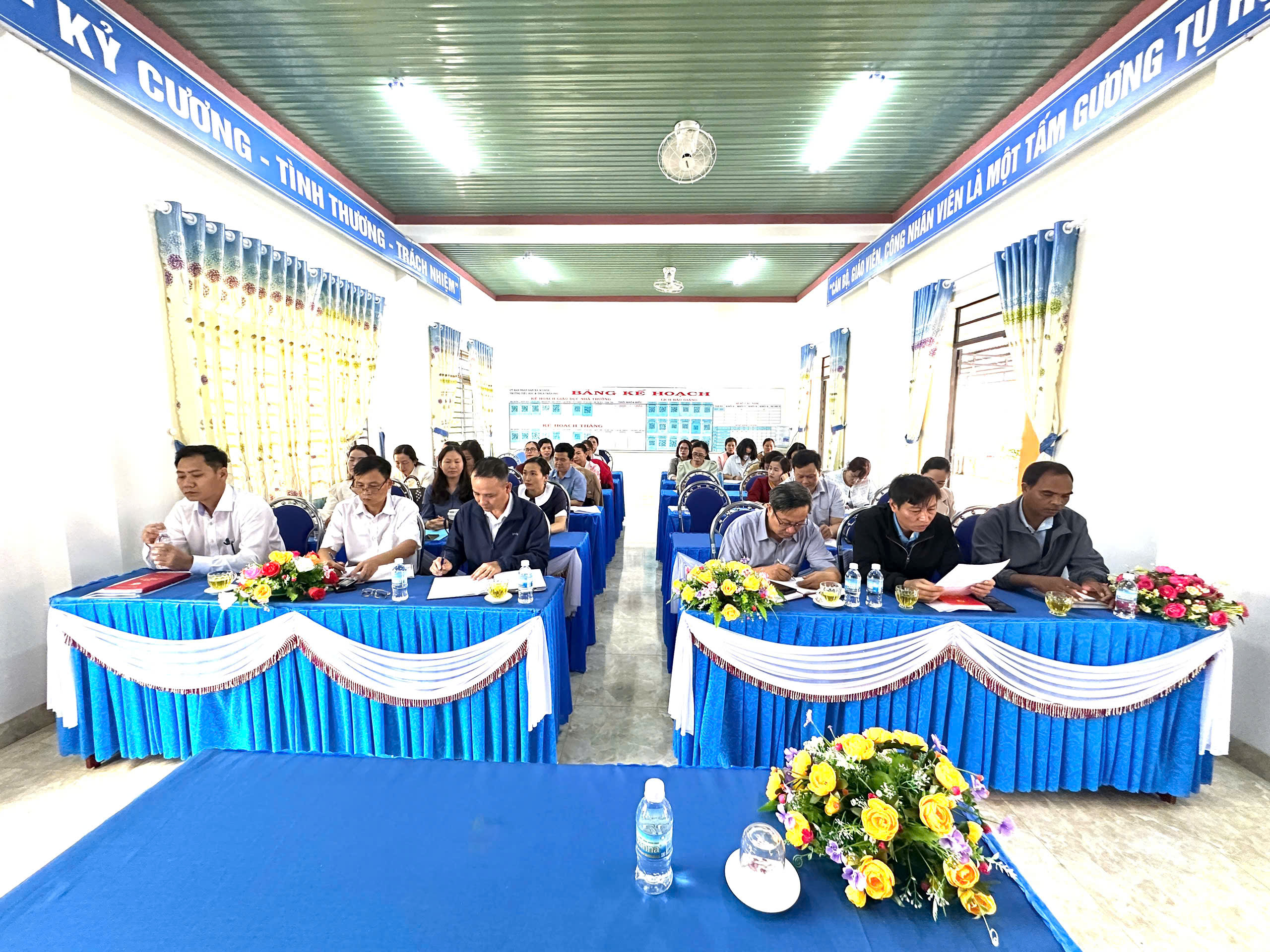 CHI BỘ TRƯỜNG TH&THCS TRẦN PHÚ XÃ M’ĐRĂK TỔ CHỨC SINH HOẠT THƯỜNG KỲ THÁNG 12 NĂM 2025