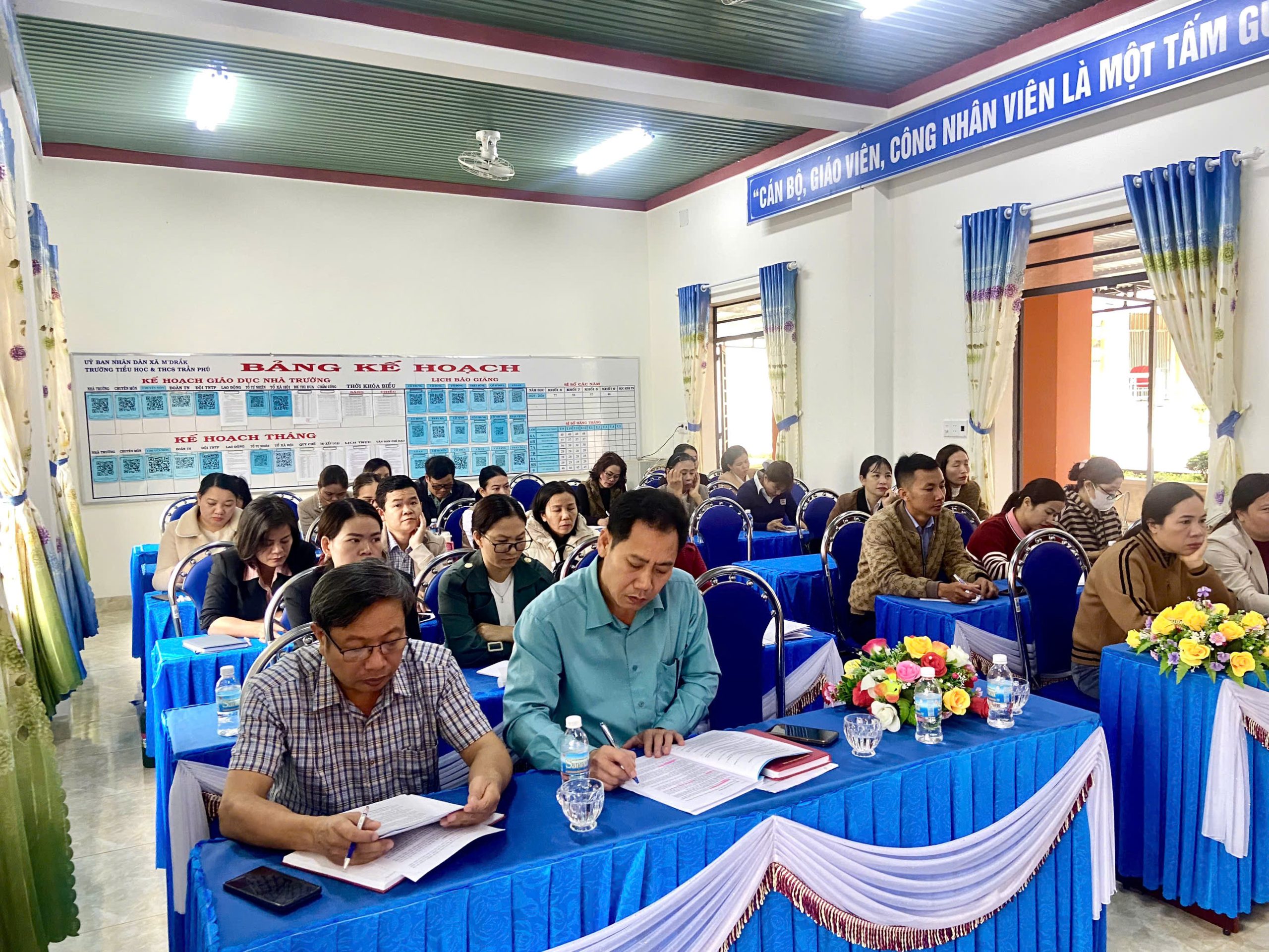 Chi bộ Trường TH&THCS Trần Phú tổ chức hội nghị kiểm điểm, đánh giá xếp loại chất lượng tập thể và cá nhân cuối năm 2025