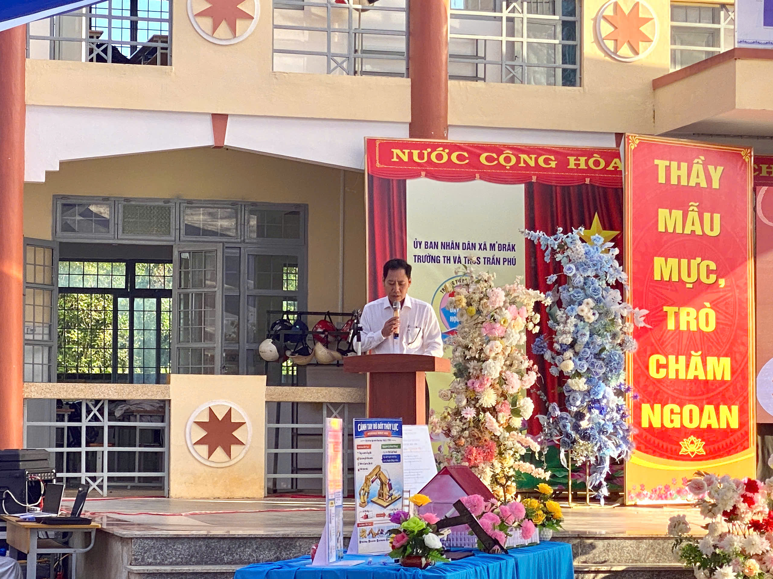 TRƯỜNG TH&THCS TRẦN PHÚ XÃ M’ĐRĂK TỔ CHỨC THÀNH CÔNG HOẠT ĐỘNG STEM VÀ SÂN CHƠI CUỘC THI “RUNG CHUÔNG VÀNG” NĂM HỌC 2025 – 2026 TRƯỜNG TH&THCS TRẦN PHÚ XÃ M’ĐRĂK TỔ CHỨC THÀNH CÔNG HOẠT ĐỘNG STEM VÀ SÂN CHƠI CUỘC THI “RUNG CHUÔNG VÀNG” NĂM HỌC 2025 – 2026