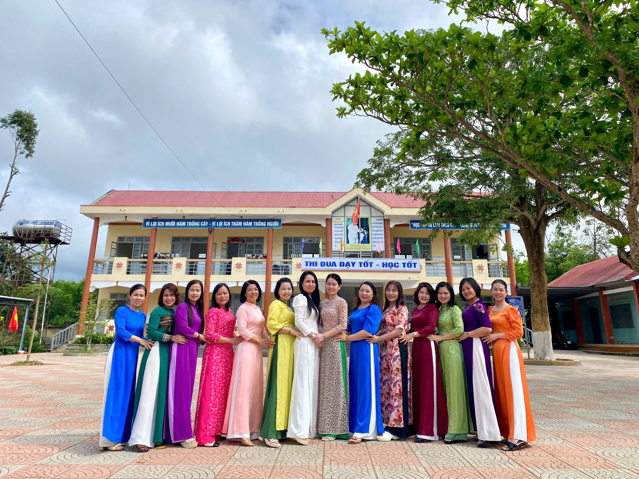 GIÁO VIÊN TRƯỜNG TH – THCS TRẦN PHÚ HƯỞNG ỨNG TUẦN LỄ ÁO DÀI CHÀO MỪNG NGÀY QUỐC TẾ PHỤ NỮ 8/3