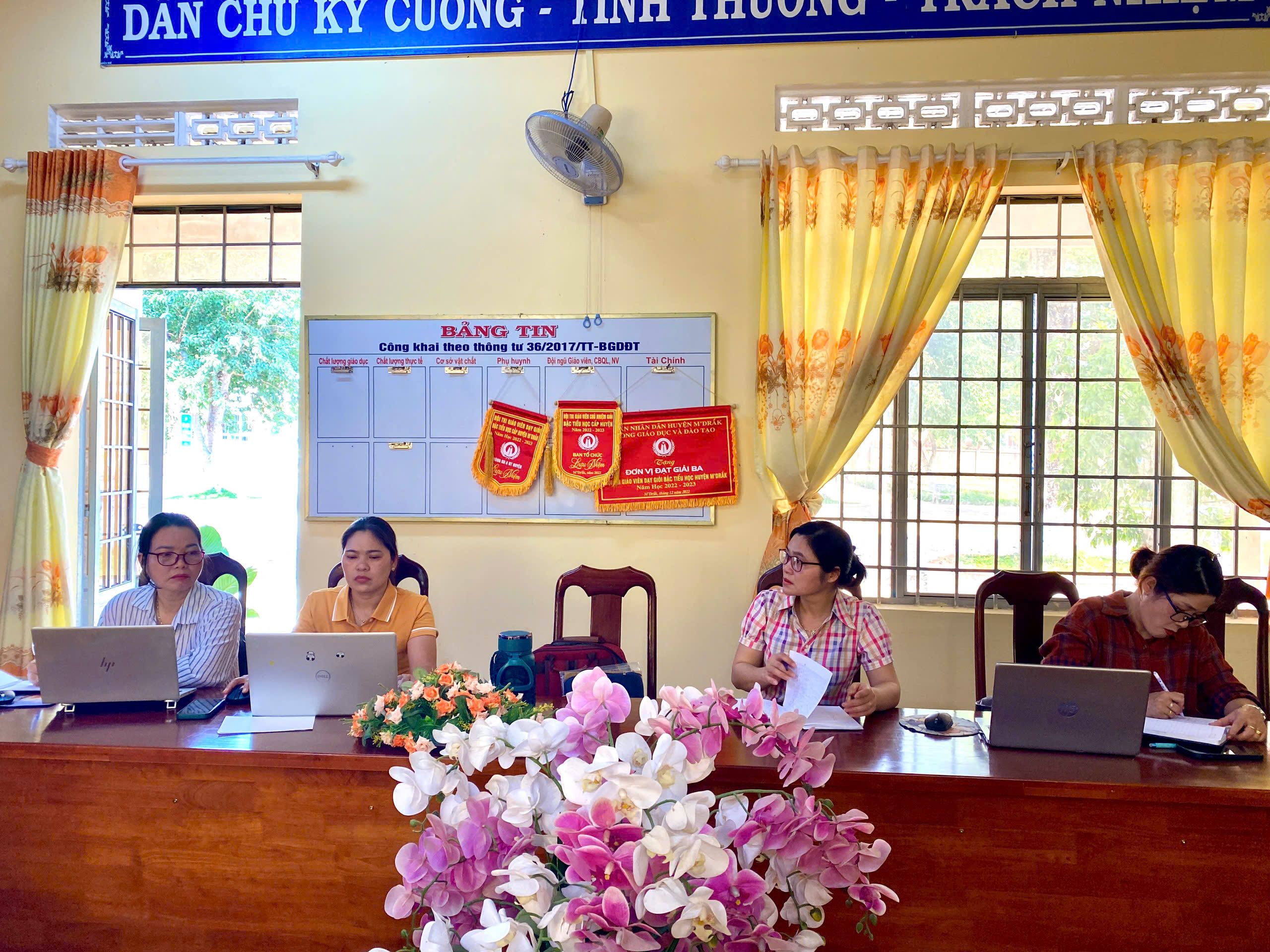 TRƯỜNG TH & THCS TRẦN PHÚ XÃ M’DRĂK TỔ CHỨC HỘI NGHỊ TẬP HUẤN NÂNG CAO NĂNG LỰC XÂY DỰNG ĐỀ KIỂM TRA ĐỊNH KỲ CHO CÁN BỘ, GIÁO VIÊN TIỂU HỌC